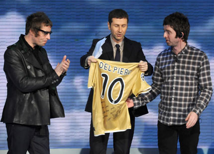 Which club has the most badass celebrity fan? - Page 3 4287160_oasis_italy6