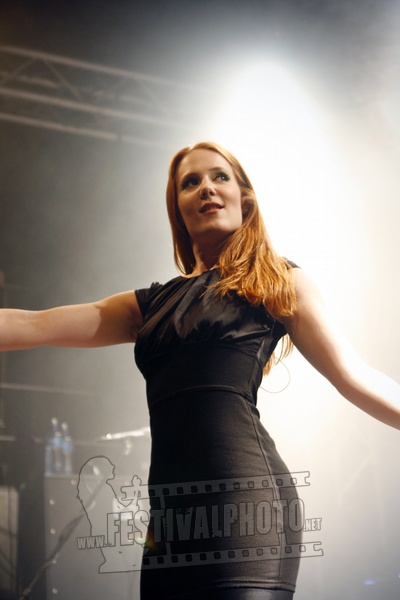 Fotos de Simone Simons - Página 4 20100928_Epica_Sticky_Fingers_-_Goteborg_0010