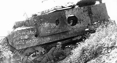 Petit sondage pour Histopic. - Page 3 WWI-French-Tank-Schneider-with-tagging-and-brave-soldier