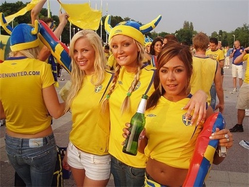           Euro 2012 - Page 7 Euro-2012-Sweden-Girls-2