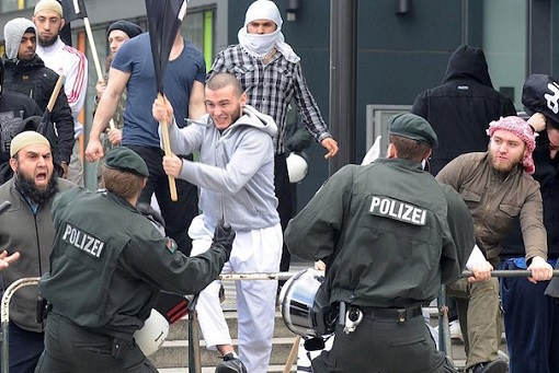 Švabe popljuvale Zagreb  German-Muslim-Gangster-Fighing-With-Police