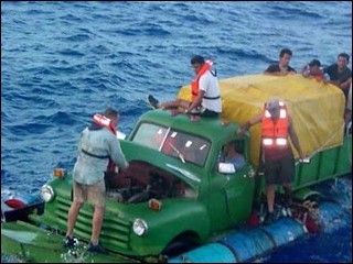 EL INGENIO DE LOS CUBANOS PARA SALIR DE CUBA Truck_front_closeup