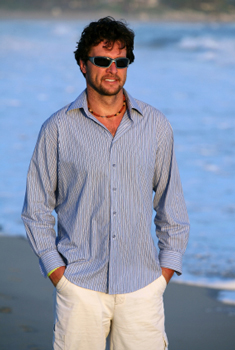 Boda de Max y Pippe Beach-wedding-man-blue-shirt-350