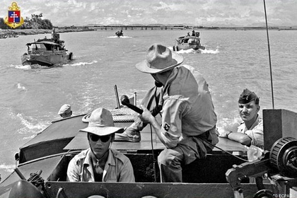 Les Divisions navales d'Assaut Indo_patrouille_amphibie_RICduMaroc_1947