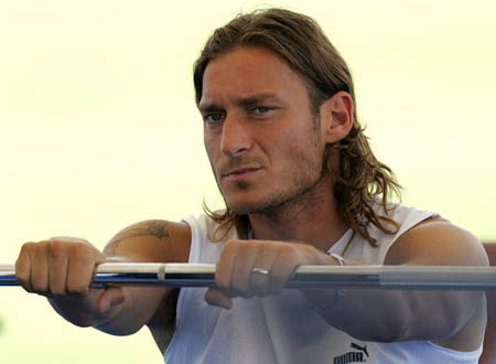 مـجــمــوعـــه من صـــور أفضل لـاعب عندي ::::.> TOTTI <.:::: Totti_trianing