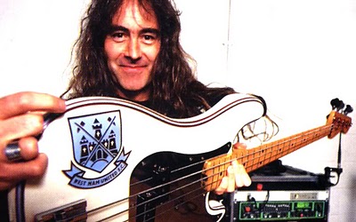 Los musicos y sus equipos de futbol... - Página 2 Steve-harris-west-ham-chitarra