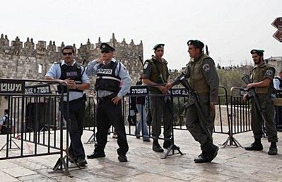 مع تواصل حصاره لليوم الرابع.. شرطة الاحتلال تقتحم الأقصى وتخرج معتكفين بالقوة Jerusalem_march14