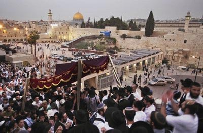 مع تواصل حصاره لليوم الرابع.. شرطة الاحتلال تقتحم الأقصى وتخرج معتكفين بالقوة Jerusalem_march14_2