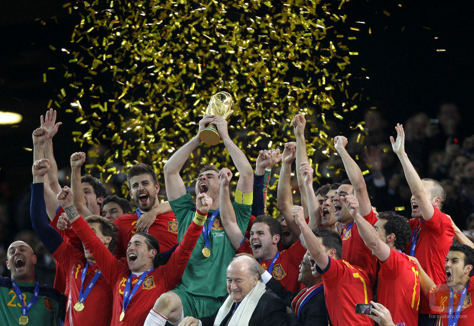 Otro post sobre la roja  20283_la-seleccion-espanola-celebra-el-mundial