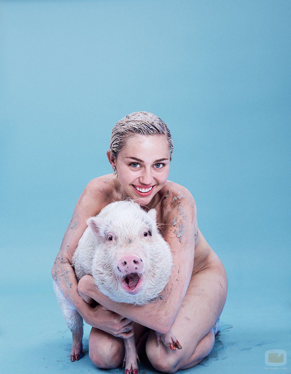 Miley Cyrus posa desnuda con su cerda y confiesa que es bisexual 46835_miley-cyrus-desnuda-cerda-revista-paper