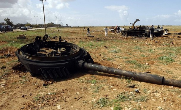  Abrams Block III *الجياد السوداء* - صفحة 2 Destroyed-tank-Gaddafi-T-72-NATO-aviation-Bengazi.