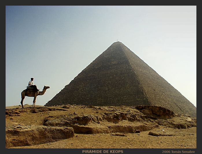 Simbologia Satánica Normal_P5091518_guardia_piramide