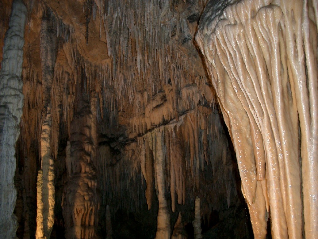 Por qué vivir en una cueva. Estalactitas%20i%20estalacmitas%20preciosas