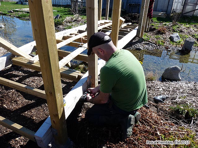 Un bonjour d'un Jardinier de Bassin du Québec Pont-bois-pilier