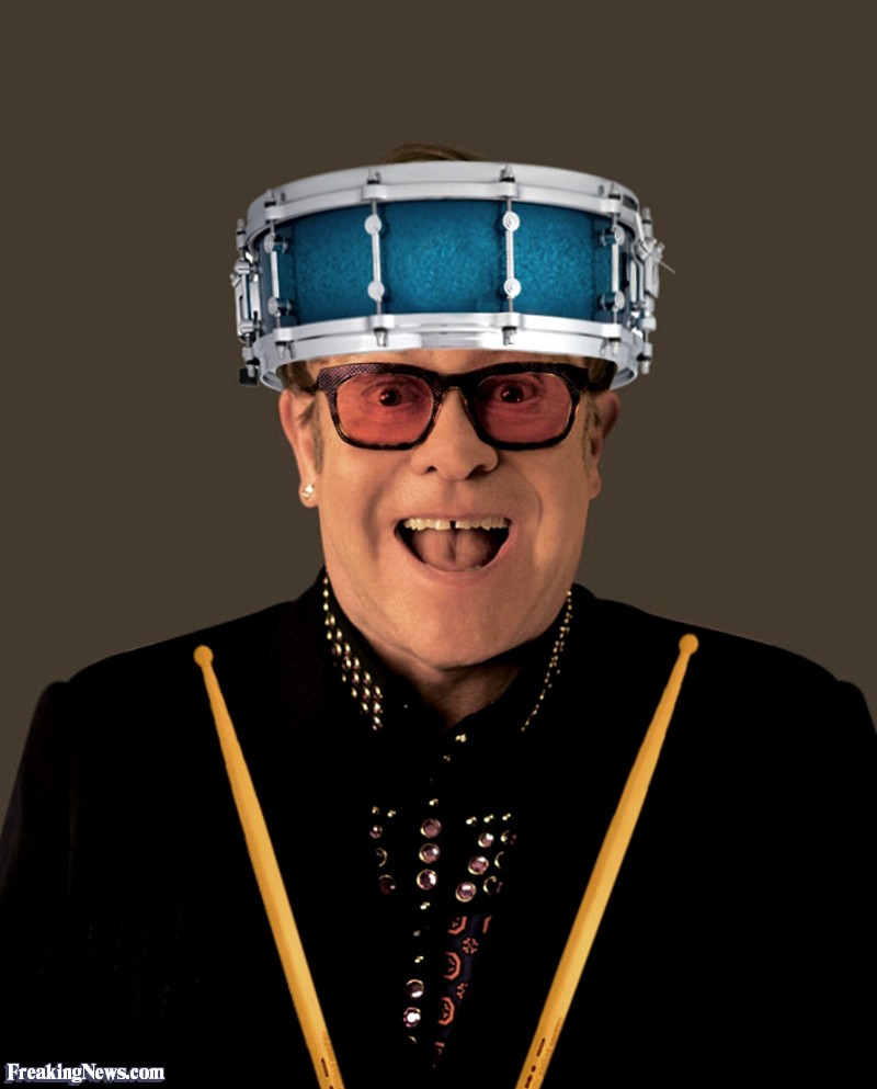 ELTON JOHN - Discografía comentada: ¡Último repaso a 30 años de carrera y cerramos! - Página 10 Elton-John-Wearing-a-Drum-Hat--114470