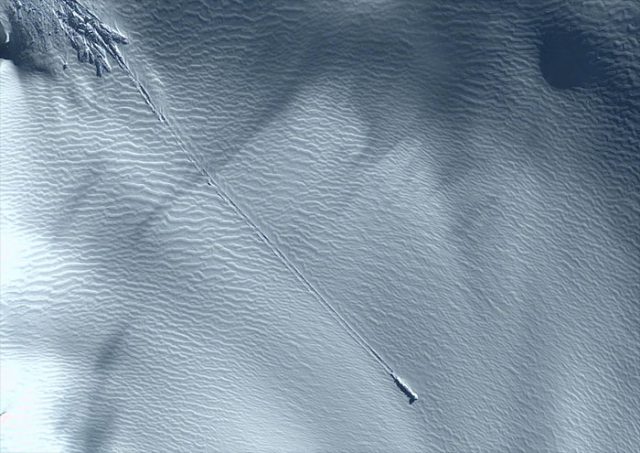 Ovni dans les glaciers - Google Earth Google-earth-640x453