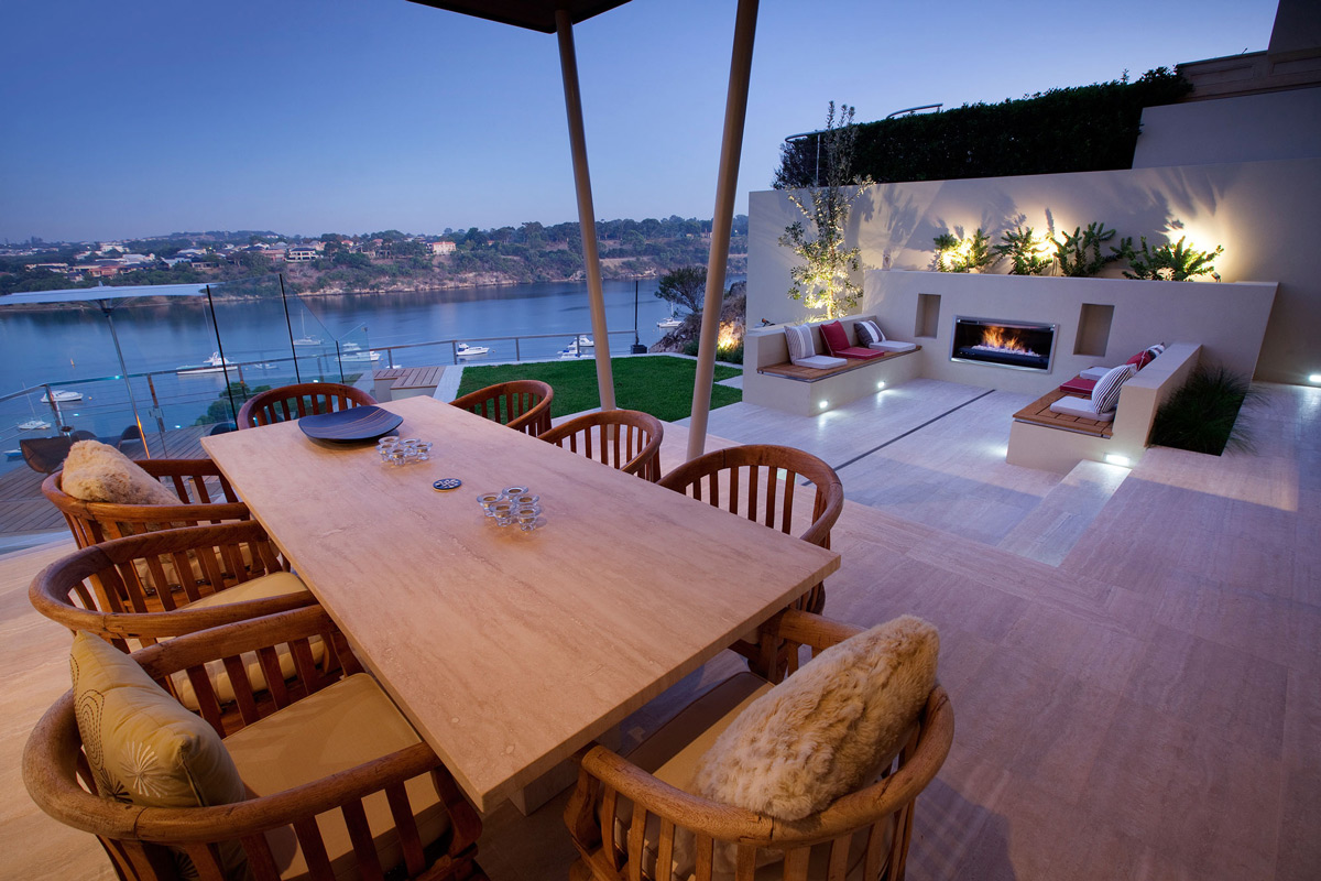 a rezidencia képekben Outdoor-Dining-Table-Fireplace-Riverside-Home-in-Perth-Australia