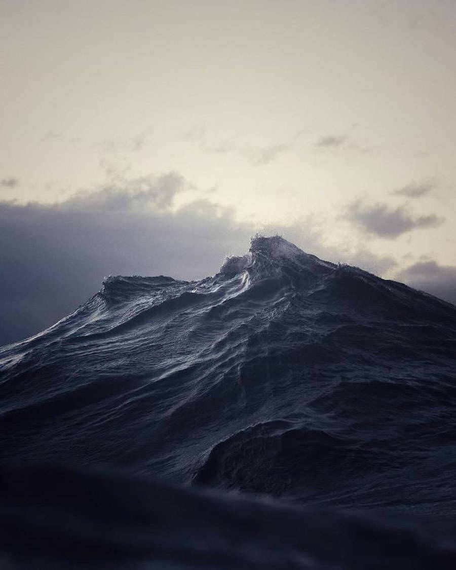 Impressive Photographs of Waves Looking Like Mountains ! By Hoel Impressive-Photographs-of-Waves-Looking-Like-Mountains-4-900x1124