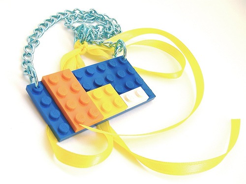 اكسسوارات غريبه  Blue-lego-necklace