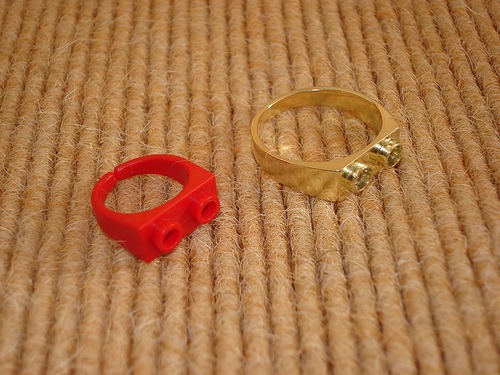 اكسسوارات غريبه  Lego-gold-ring