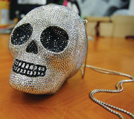 ( اغرب شنط نسائيه ..~!‎ Skull-bag