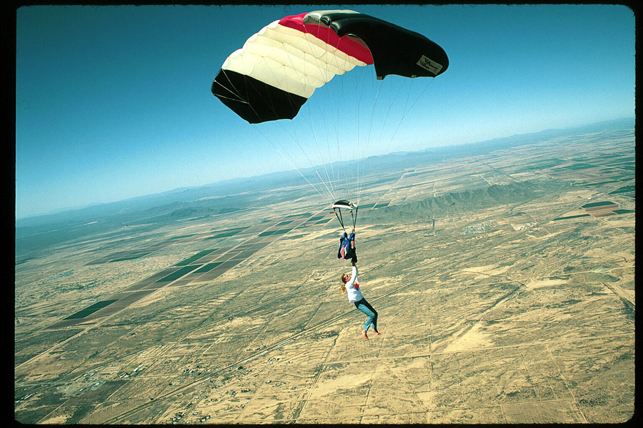 البوم صور غرائب العالم Parachute-accident