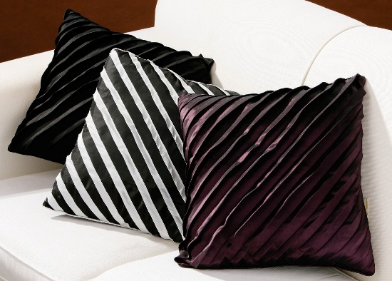 مخدات فخمة Pleated_faux_silk_cushion_5001181