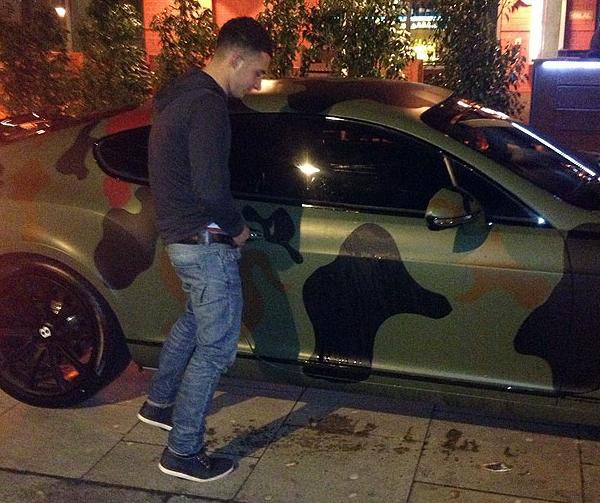 Fans del Manchester United mean el coche de Balotelli Coche_balotelli_1