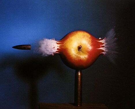 [Jeu] Association d'images - Page 14 Bullet-through-apple