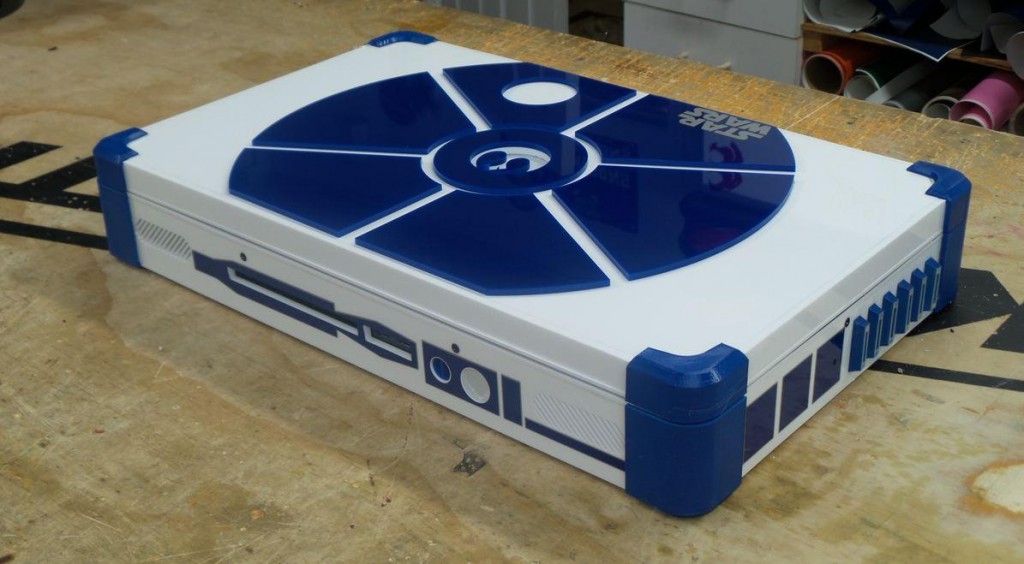 R2-D2 PlayBook 4. Ένα απίθανο Star Wars-themed modified PS4 laptop! PlayBook-4-R2-D2-2-1024x564