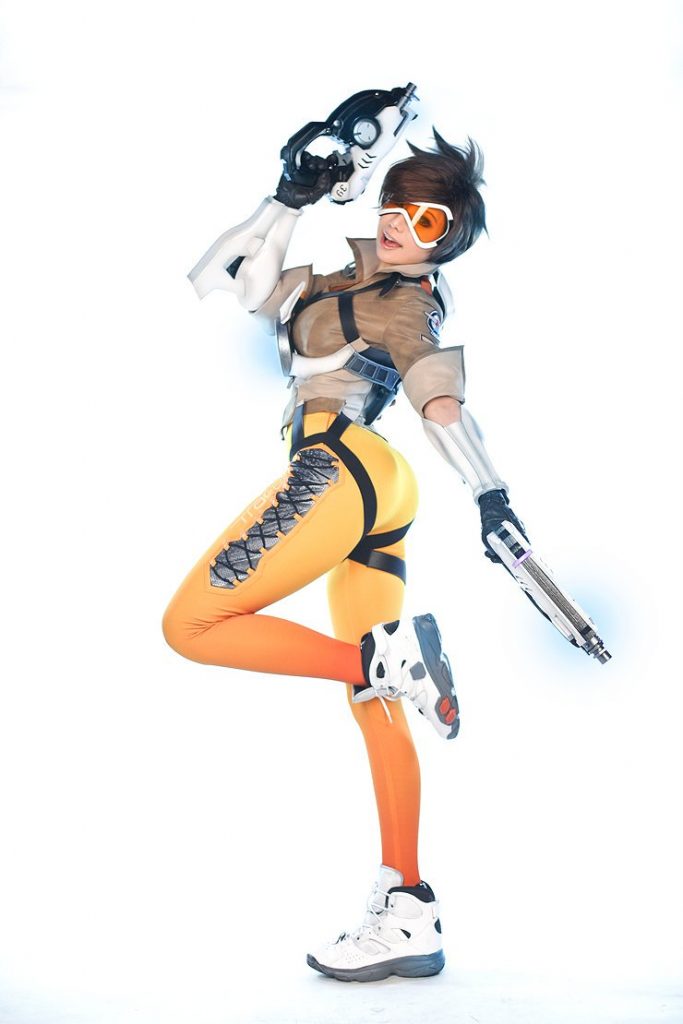 Εξωφρενικά τέλειο cosplay της Tracer από το Overwatch! Tracer-1-683x1024