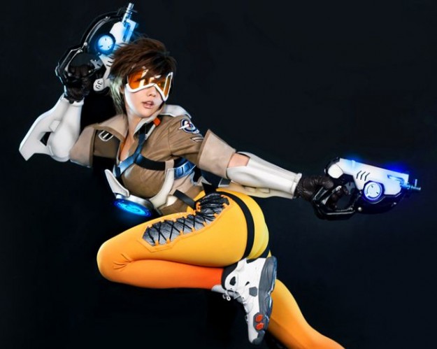 Εξωφρενικά τέλειο cosplay της Tracer από το Overwatch! Tracer-opening-625x499