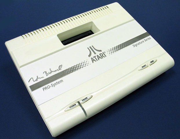 ATARI 7800: "Llegó tarde para ganar..." Nolan-bushnell-signature-series-atari-7800-console-white