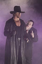 الاندرتايكر الشر الكبير معاكم اليوم  البوم للصور Undertaker-and-Paul-Bearer