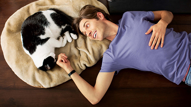 New Year’s Resolutions and Checklist for Pet Owners 2man-kitty-on-floor