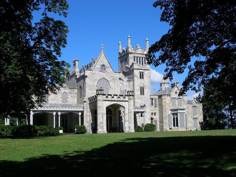 A Real Vampire Party Lyndhurst_mansion_garden_600x