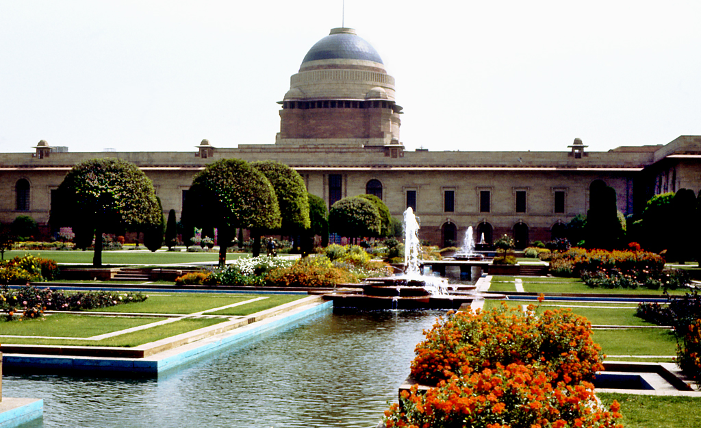 உலகில் வறுமையான ஆசனத்தில் இருந்து அதி உயர்ந்த ஆசனத்தில். Mughal_garden_at_rashtrapati_bhawan-presidents_house_2106_jpg_600x