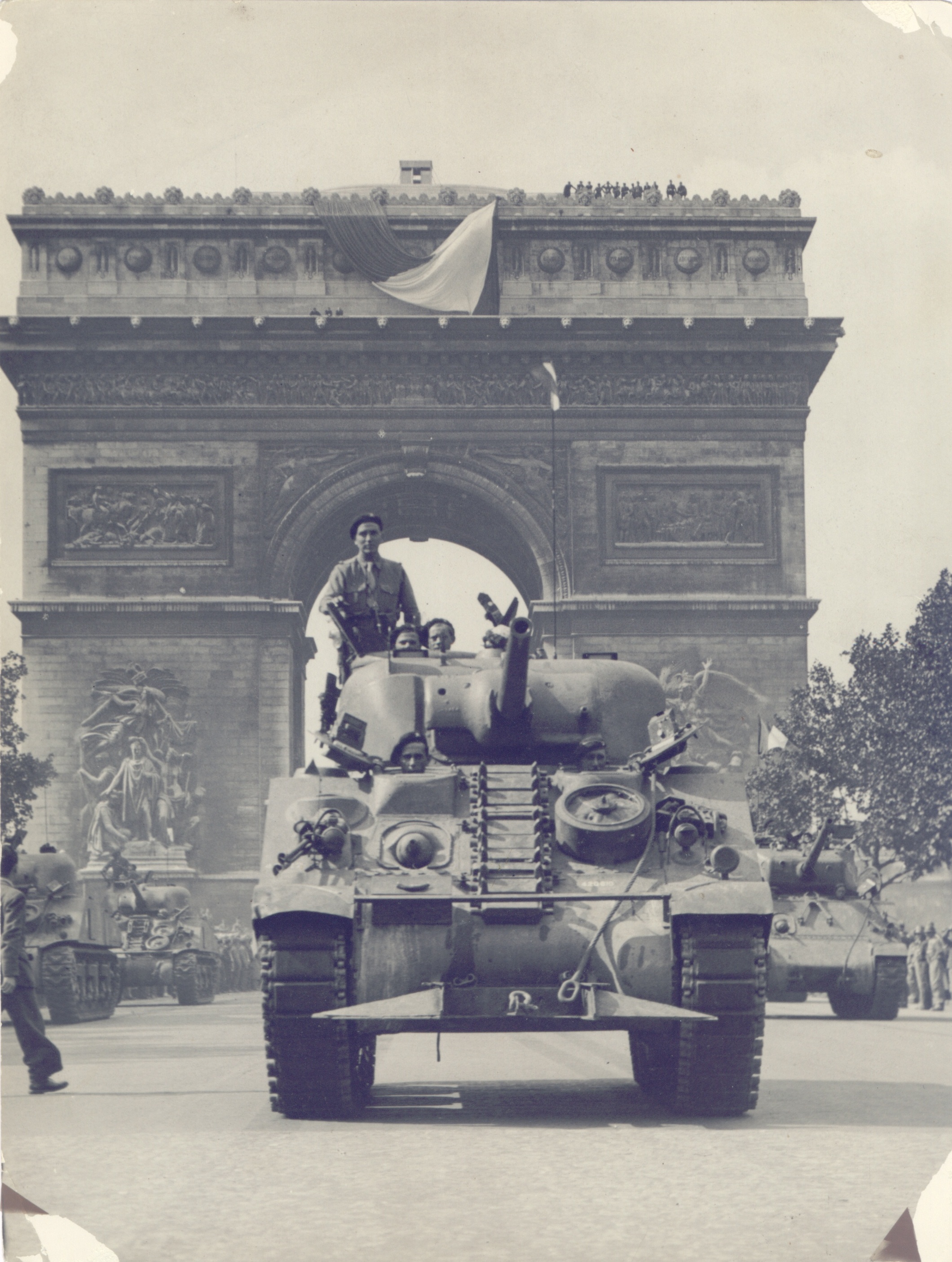 WW2 revizionizam  - Page 26 Paris_aout_1944_Montmirail_au_Champs_Elysee