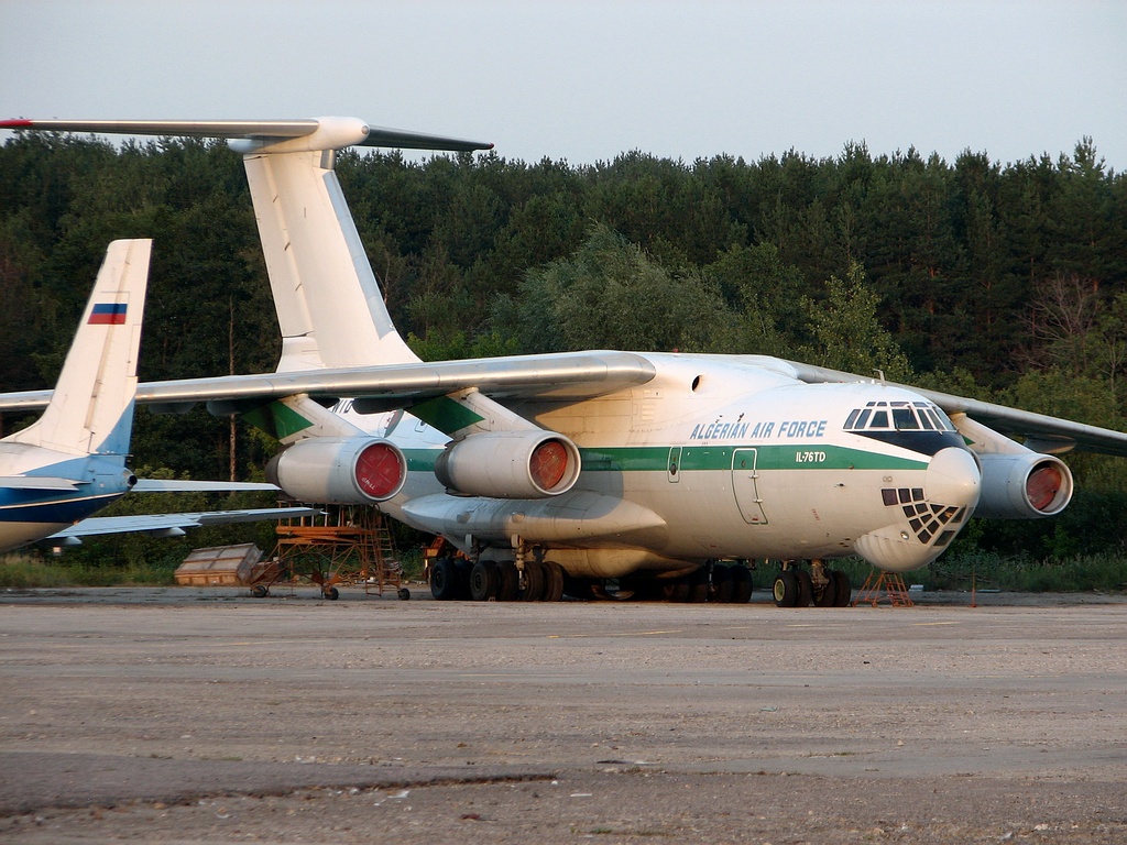 طائرة النقل والتزود بالوقود Il76/78 045