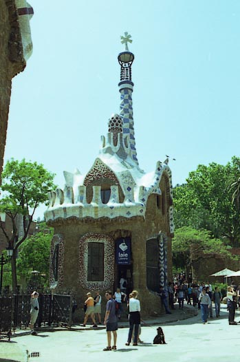 Pourquoi ne construit-on plus de cathdrale ? - Page 2 G_Park_Guell_Edifici_tenda