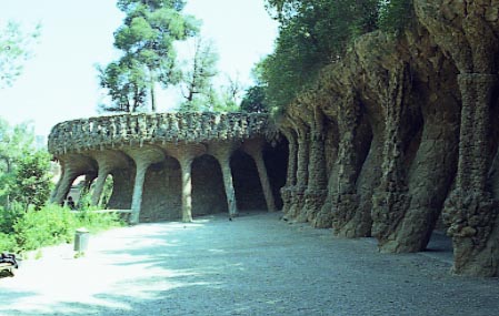 Pourquoi ne construit-on plus de cathdrale ? - Page 2 G_Park_Guell_Viaducte_Bugadera_6