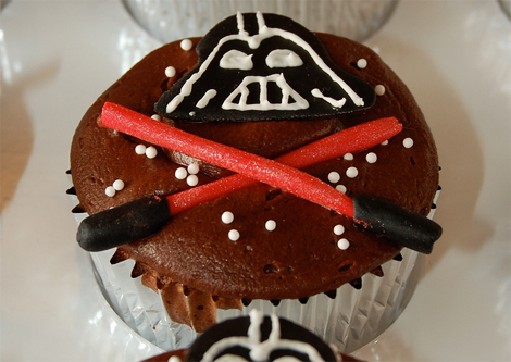 FELIZ CUMPLEAÑOS, DARTH MERCURY !!!!!!!!!!!!!!!!!!! Darth-vader-cupcakes33