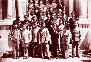 [Provençal] Lou mes de mars / Le mois de mars  Communion-1947-300x205