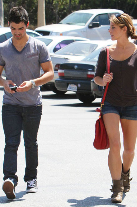 جو مع اشلى جرييين Ashley-greene-joe-jonas-bff