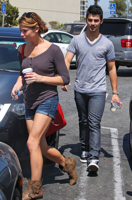 جو مع اشلى جرييين Ashley-greene-joe-jonas-coffee-couple