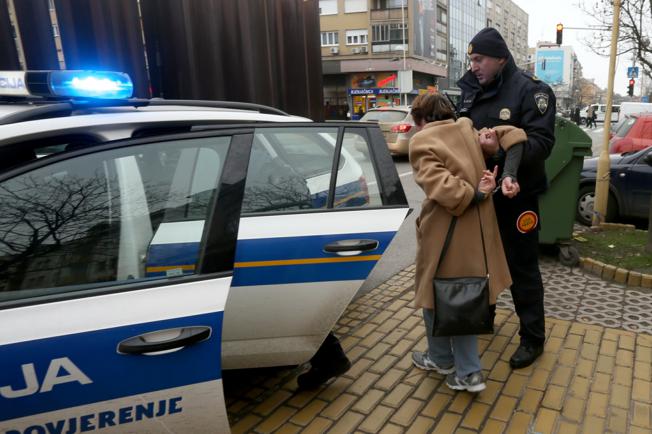 U Osijeku uveden policijski sat - Page 2 215569