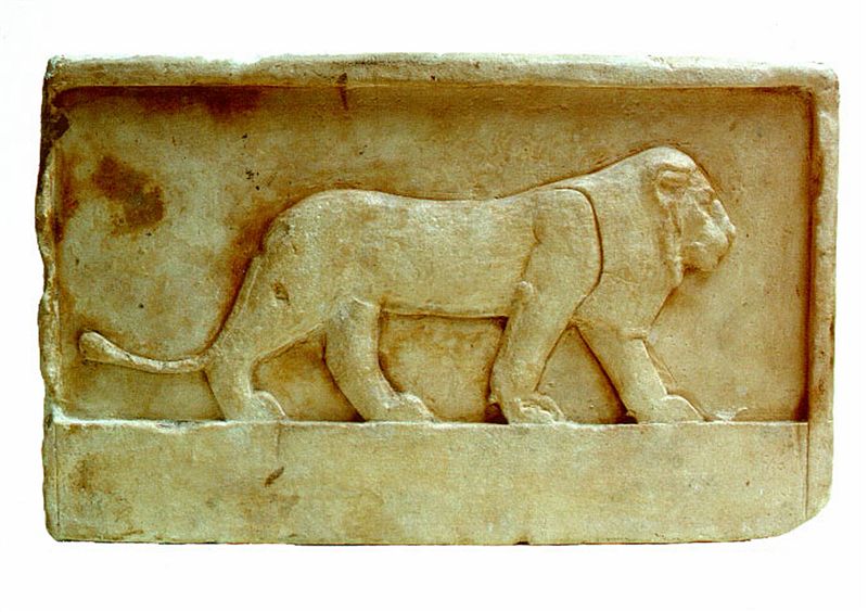 Relief of a walking lion 7792