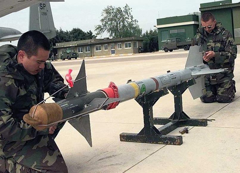 موسوعة الصواريخ الجوية Aim-9-990707d