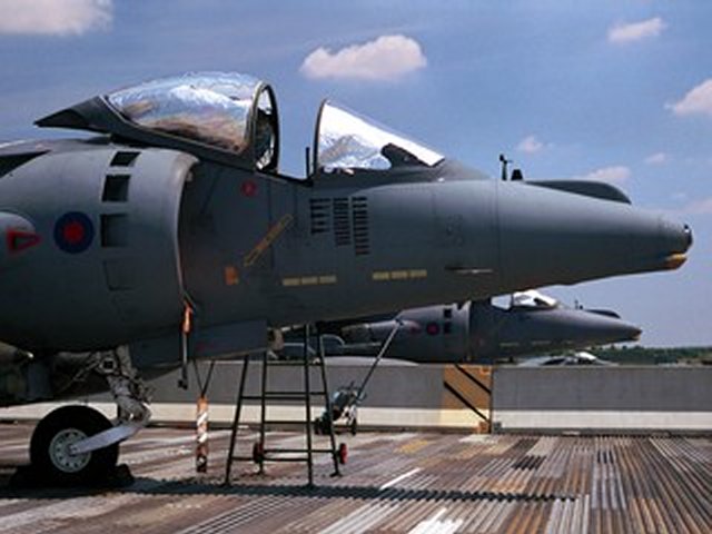 الهارير البريطانية متعددة المهام(harrier) Harrier_21101985