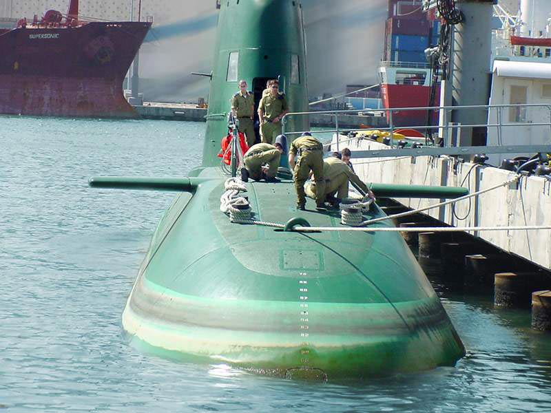 فرائس الـ209 المصرية والكيلو الجزائرية إن شاء الله ((الغواصات الإسرائيليه Israeli Submarine Fleet )) Dolphin_subp_idf-navy3out
